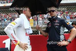 Sebastian Vettel (GER) Red Bull Racing on the grid with Heikki Huovinen (FIN) Personal Trainer. 12.05.2013. Formula 1 World Championship, Rd 5, Spanish Grand Prix, Barcelona, Spain, Race Day