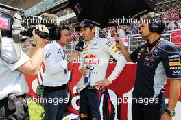 Mark Webber (AUS) Red Bull Racing with Will Buxton (GBR) NBS Sports Network TV Presenter on the grid. 12.05.2013. Formula 1 World Championship, Rd 5, Spanish Grand Prix, Barcelona, Spain, Race Day