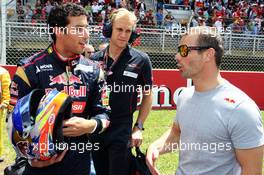 (L to R): Daniel Ricciardo (AUS) Scuderia Toro Rosso STR8 with Sebastien Loeb (FRA) Porsche AG on the grid. 12.05.2013. Formula 1 World Championship, Rd 5, Spanish Grand Prix, Barcelona, Spain, Race Day