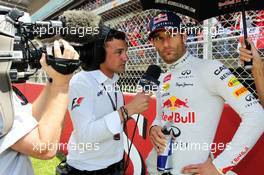 Mark Webber (AUS) Red Bull Racing with Will Buxton (GBR) NBS Sports Network TV Presenter on the grid. 12.05.2013. Formula 1 World Championship, Rd 5, Spanish Grand Prix, Barcelona, Spain, Race Day
