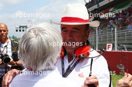 (L to R): Bernie Ecclestone (GBR) CEO Formula One Group (FOM) with Emilio Botin (ESP) Santander Chairman on the grid. 12.05.2013. Formula 1 World Championship, Rd 5, Spanish Grand Prix, Barcelona, Spain, Race Day