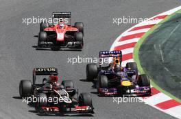 Kimi Raikkonen (FIN) Lotus F1 E21 and Sebastian Vettel (GER) Red Bull Racing RB9 battle for position. 12.05.2013. Formula 1 World Championship, Rd 5, Spanish Grand Prix, Barcelona, Spain, Race Day