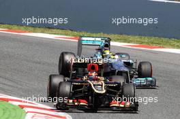 Kimi Raikkonen (FIN) Lotus F1 E21 leads Nico Rosberg (GER) Mercedes AMG F1 W04. 12.05.2013. Formula 1 World Championship, Rd 5, Spanish Grand Prix, Barcelona, Spain, Race Day