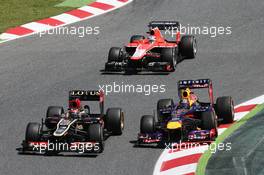 Kimi Raikkonen (FIN) Lotus F1 E21 and Sebastian Vettel (GER) Red Bull Racing RB9 battle for position. 12.05.2013. Formula 1 World Championship, Rd 5, Spanish Grand Prix, Barcelona, Spain, Race Day
