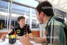 Romain Grosjean (FRA), Lotus F1 Team and Gregory Demoen (BEL), F1i.com journalist 11.05.2013. Formula 1 World Championship, Rd 5, Spanish Grand Prix, Barcelona, Spain, Qualifying Day