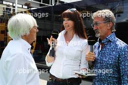 (L to R): Bernie Ecclestone (GBR) CEO Formula One Group (FOM) with Suzi Perry (GBR) BBC F1 Presenter and Eddie Jordan (IRE) BBC Television Pundit. 11.05.2013. Formula 1 World Championship, Rd 5, Spanish Grand Prix, Barcelona, Spain, Qualifying Day