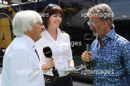 (L to R): Bernie Ecclestone (GBR) CEO Formula One Group (FOM) with Suzi Perry (GBR) BBC F1 Presenter and Eddie Jordan (IRE) BBC Television Pundit. 11.05.2013. Formula 1 World Championship, Rd 5, Spanish Grand Prix, Barcelona, Spain, Qualifying Day