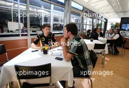 Romain Grosjean (FRA), Lotus F1 Team and Gregory Demoen (BEL), F1i.com journalist 11.05.2013. Formula 1 World Championship, Rd 5, Spanish Grand Prix, Barcelona, Spain, Qualifying Day