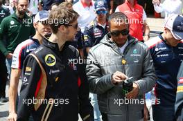 (L to R): Romain Grosjean (FRA) Lotus F1 Team with Lewis Hamilton (GBR) Mercedes AMG F1. 12.05.2013. Formula 1 World Championship, Rd 5, Spanish Grand Prix, Barcelona, Spain, Race Day