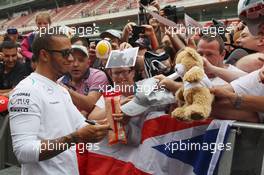 Lewis Hamilton (GBR) Mercedes AMG F1 signs autographs for the fans. 09.05.2013. Formula 1 World Championship, Rd 5, Spanish Grand Prix, Barcelona, Spain, Preparation Day