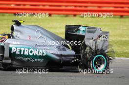 Lewis Hamilton (GBR) Mercedes AMG F1 W04 returns to the pits with a punctured rear Pirelli tyre. 30.06.2013. Formula 1 World Championship, Rd 8, British Grand Prix, Silverstone, England, Race Day.