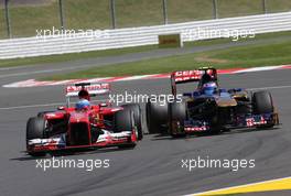 Fernando Alonso (ESP), Scuderia Ferrari dn Daniel Ricciardo (AUS), Scuderia Toro Rosso  30.06.2013. Formula 1 World Championship, Rd 8, British Grand Prix, Silverstone, England, Race Day.