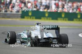 Lewis Hamilton (GBR) Mercedes AMG F1 W04 returns to the pits with a punctured rear Pirelli tyre. 30.06.2013. Formula 1 World Championship, Rd 8, British Grand Prix, Silverstone, England, Race Day.