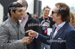 (L to R): Karun Chandhok (IND) with Emerson Fittipaldi (BRA). 29.06.2013. Formula 1 World Championship, Rd 8, British Grand Prix, Silverstone, England, Qualifying Day.