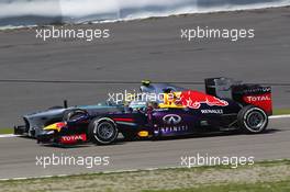 Sebastian Vettel (GER) Red Bull Racing RB9 and Lewis Hamilton (GBR) Mercedes AMG F1 W04 battle for position. 07.07.2013. Formula 1 World Championship, Rd 9, German Grand Prix, Nurburgring, Germany, Race Day.