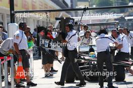 Esteban Gutierrez (MEX) Sauber C32 changes a front wing at a pit stop. 26.07.2013. Formula 1 World Championship, Rd 10, Hungarian Grand Prix, Budapest, Hungary, Practice Day