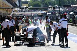 Esteban Gutierrez (MEX) Sauber C32 changes a front wing at a pit stop. 26.07.2013. Formula 1 World Championship, Rd 10, Hungarian Grand Prix, Budapest, Hungary, Practice Day