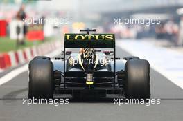 Romain Grosjean (FRA) Lotus F1 E21 running flow-vis paint on the rear wing. 25.10.2013. Formula 1 World Championship, Rd 16, Indian Grand Prix, New Delhi, India, Practice Day.