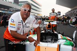 Dr. Vijay Mallya (IND) Sahara Force India F1 Team Owner on the grid with the Sahara Force India VJM06 carrying the hashtag # masterblaster as a tribute to the legendary crickerter Sachin Tendulkar, who has recently announced his retirement from all forms of cricket.  27.10.2013. Formula 1 World Championship, Rd 16, Indian Grand Prix, New Delhi, India, Race Day.