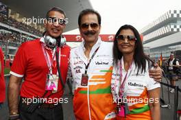 (L to R): Subrata Roy Sahara (IND) Sahara Chairman with his wife Swapna Roy (IND) and Rajan Bharti Mittal (IND) Bharti Enterprises Vice Chairman and Managing Director, on the grid. 27.10.2013. Formula 1 World Championship, Rd 16, Indian Grand Prix, New Delhi, India, Race Day.
