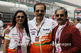 Subrata Roy Sahara (IND) Sahara Chairman with his wife Swapna Roy (IND) and Gulshan Grover (IND) Actor on the grid. 27.10.2013. Formula 1 World Championship, Rd 16, Indian Grand Prix, New Delhi, India, Race Day.