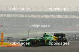 Giedo van der Garde (NLD) Caterham CT03 with damaged front wing at the start of the race. 27.10.2013. Formula 1 World Championship, Rd 16, Indian Grand Prix, New Delhi, India, Race Day.