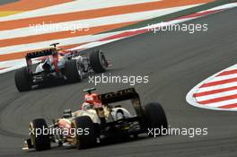 Mark Webber (AUS) Red Bull Racing RB9 leads Kimi Raikkonen (FIN) Lotus F1 E21. 27.10.2013. Formula 1 World Championship, Rd 16, Indian Grand Prix, New Delhi, India, Race Day.