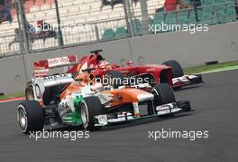 Paul di Resta (GBR), Force India Formula One Team and Fernando Alonso (ESP), Scuderia Ferrari  27.10.2013. Formula 1 World Championship, Rd 16, Indian Grand Prix, New Delhi, India, Race Day.