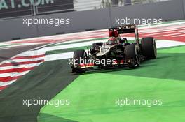 Kimi Raikkonen (FIN) Lotus F1 E21 runs wide at turn 1. 26.10.2013. Formula 1 World Championship, Rd 16, Indian Grand Prix, New Delhi, India, Qualifying Day.