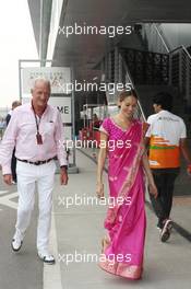 John Button (GBR) with Jessica Michibata (JPN), girlfriend of Jenson Button (GBR) McLaren. 27.10.2013. Formula 1 World Championship, Rd 16, Indian Grand Prix, New Delhi, India, Race Day.