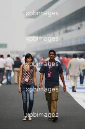 Fans on a pit lane walkabout. 27.10.2013. Formula 1 World Championship, Rd 16, Indian Grand Prix, New Delhi, India, Race Day.