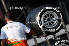 Sahara Force India F1 Team mechanic with Pirelli tyres. 06.09.2013. Formula 1 World Championship, Rd 12, Italian Grand Prix, Monza, Italy, Practice Day.