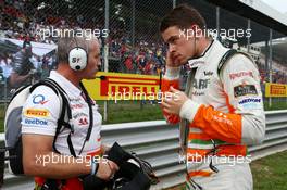 Paul di Resta (GBR) Sahara Force India F1 with Gerry Convy (GBR) Personal Trainer on the grid. 08.09.2013. Formula 1 World Championship, Rd 12, Italian Grand Prix, Monza, Italy, Race Day.