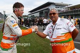 (L to R): Paul di Resta (GBR) Sahara Force India F1 with Dr. Vijay Mallya (IND) Sahara Force India F1 Team Owner on the grid. 08.09.2013. Formula 1 World Championship, Rd 12, Italian Grand Prix, Monza, Italy, Race Day.