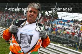 Neil Dickie (GBR) Sahara Force India F1 Team remembers Ronne Petersen (SWE) on the grid. 08.09.2013. Formula 1 World Championship, Rd 12, Italian Grand Prix, Monza, Italy, Race Day.