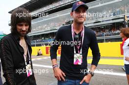 (L to R): Sergio Pizzorno (GBR) of Kasabian and Stuart Broad (GBR) England Cricket Player on the grid. 08.09.2013. Formula 1 World Championship, Rd 12, Italian Grand Prix, Monza, Italy, Race Day.