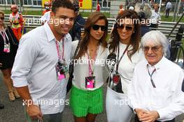 Bernie Ecclestone (GBR) CEO Formula One Group (FOM) with fiance Fabiana Flosi (BRA) and Ronaldo (BRA) on the grid. 08.09.2013. Formula 1 World Championship, Rd 12, Italian Grand Prix, Monza, Italy, Race Day.
