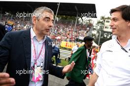 (L to R): Rowan Atkinson (GBR) Actor with Toto Wolff (GER) Mercedes AMG F1 Shareholder and Executive Director on the grid. 08.09.2013. Formula 1 World Championship, Rd 12, Italian Grand Prix, Monza, Italy, Race Day.