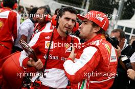 Fernando Alonso (ESP) Ferrari with Andrea Stella (ITA) Ferrari Race Engineer on the grid. 08.09.2013. Formula 1 World Championship, Rd 12, Italian Grand Prix, Monza, Italy, Race Day.