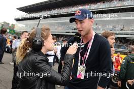 (L to R): Jennie Gow (GBR) BBC Radio 5 Live Pitlane Reporter with Stuart Broad (GBR) England Cricket Player on the grid. 08.09.2013. Formula 1 World Championship, Rd 12, Italian Grand Prix, Monza, Italy, Race Day.