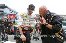Kimi Raikkonen (FIN) Lotus F1 Team with Mark Arnall (GBR) Personal Trainer on the grid. 08.09.2013. Formula 1 World Championship, Rd 12, Italian Grand Prix, Monza, Italy, Race Day.