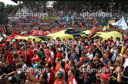 Fans celebrate under the podium. 08.09.2013. Formula 1 World Championship, Rd 12, Italian Grand Prix, Monza, Italy, Race Day.