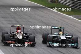 (L to R): Romain Grosjean (FRA) Lotus F1 E21 and Lewis Hamilton (GBR) Mercedes AMG F1 W04 battle for position. 08.09.2013. Formula 1 World Championship, Rd 12, Italian Grand Prix, Monza, Italy, Race Day.
