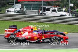 Fernando Alonso (ESP) Ferrari F138 and Mark Webber (AUS) Red Bull Racing RB9 battle for position. 08.09.2013. Formula 1 World Championship, Rd 12, Italian Grand Prix, Monza, Italy, Race Day.