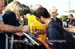 Daniel Ricciardo (AUS) Scuderia Toro Rosso signs autographs for the fans. 07.09.2013. Formula 1 World Championship, Rd 12, Italian Grand Prix, Monza, Italy, Qualifying Day.