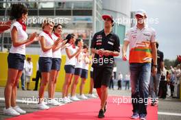 (L to R): Daniel Ricciardo (AUS) Scuderia Toro Rosso and Paul di Resta (GBR) Sahara Force India F1 on the drivers parade. 08.09.2013. Formula 1 World Championship, Rd 12, Italian Grand Prix, Monza, Italy, Race Day.