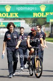Daniel Ricciardo (AUS) Scuderia Toro Rosso rides the circuit. 05.09.2013. Formula 1 World Championship, Rd 12, Italian Grand Prix, Monza, Italy, Preparation Day.