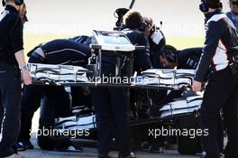 Pastor Maldonado (VEN) Williams FW34 changes his front wing. 05.02.2013. Formula One Testing, Day One, Jerez, Spain.