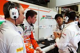 Paul di Resta (GBR) Sahara Force India F1 with his engineers. 05.02.2013. Formula One Testing, Day One, Jerez, Spain.