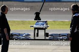 Williams mechanics hold a new front wing. 05.02.2013. Formula One Testing, Day One, Jerez, Spain.